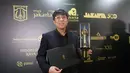 Yandy Laurens berfoto bersama Piala Citra FFI pada malam penganugerahan di Taman Ismail Marzuki (TIM) Jakarta pada Kamis (20/11/2025) malam. Yandy Laurens menyabet penghargaan Sutradara Terbaik dalam Festival Film Indonesia (FFI) 2025. (Kapanlagi.com/Budy Santoso)
