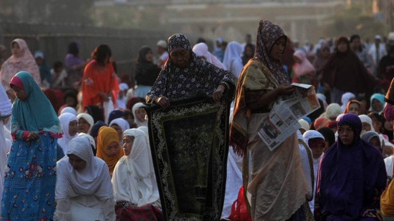 Ribuan warga Jatinegara gelar salat Idul Adha di jalan raya