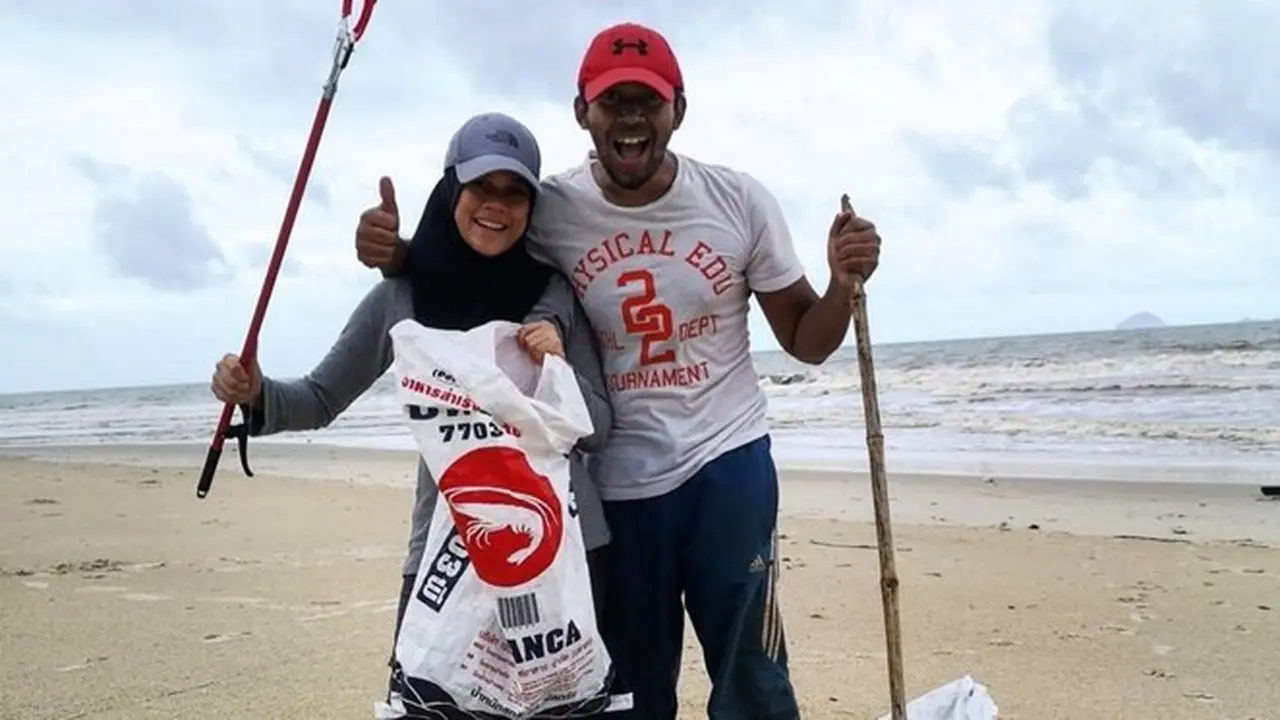 Pasangan Ini Pilih Rayakan Ulang Tahun Pernikahan dengan Bersihkan Sampah Laut