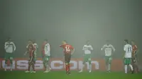 Asap yang menyelimuti lapangan memaksa duel antara Werder Bremen vs Hamburger SV di babak semifinal UEFA Cup 2009 lalu sempat terhenti. (JOHN MACDOUGALL / AFP)