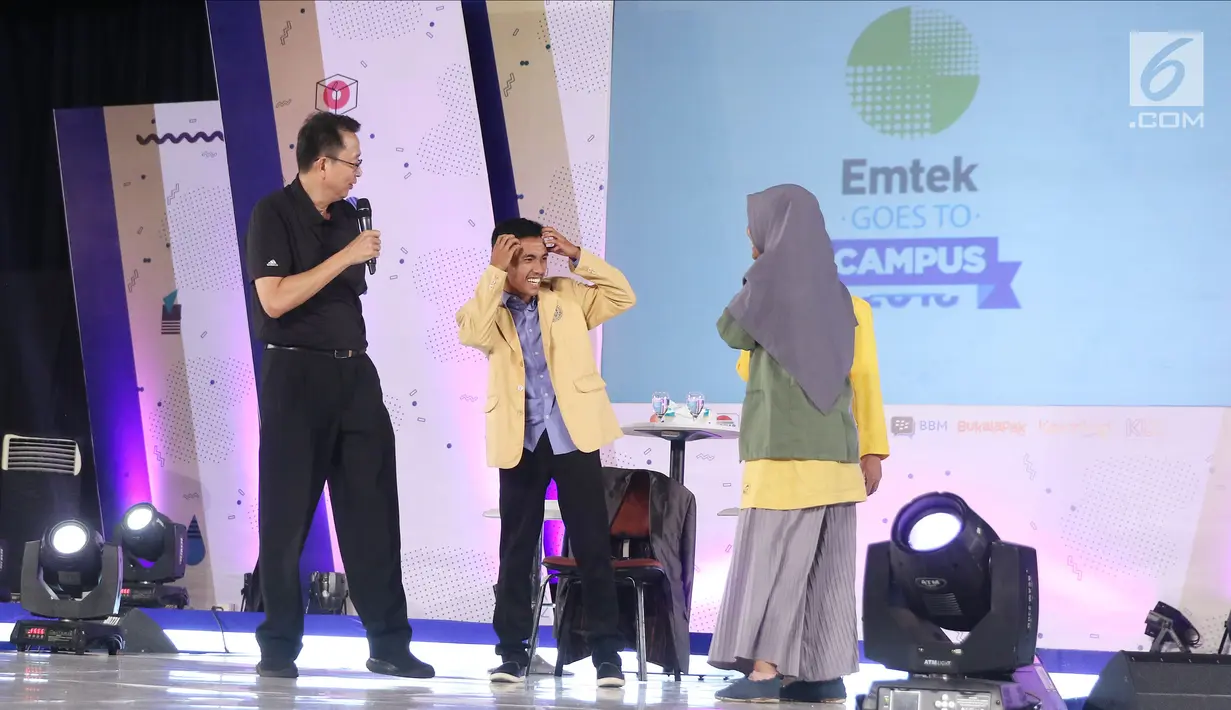 Motivator Tung Desem Waringin (kiri) berinteraksi dengan peserta saat berbagi pengalaman hidup dalam Emtek Goes To Campus (EGTC) 2018 di Universitas Gadjah Mada (UGM), Yogyakarta, Kamis (18/10). (Liputan6.com/Herman Zakharia)