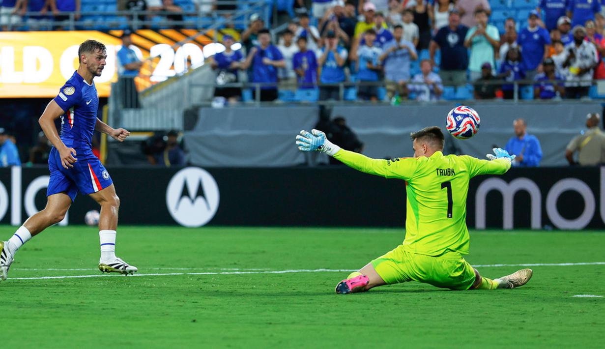 Pemain Chelsea, Kiernan Dewsbury-Hall, mencetak gol ke gawang Benfica pada laga 16 besar Piala Dunia Antarklub 2025 di Bank of America Stadium, Minggu (29/6/2025). (AP Photo/Nell Redmond)