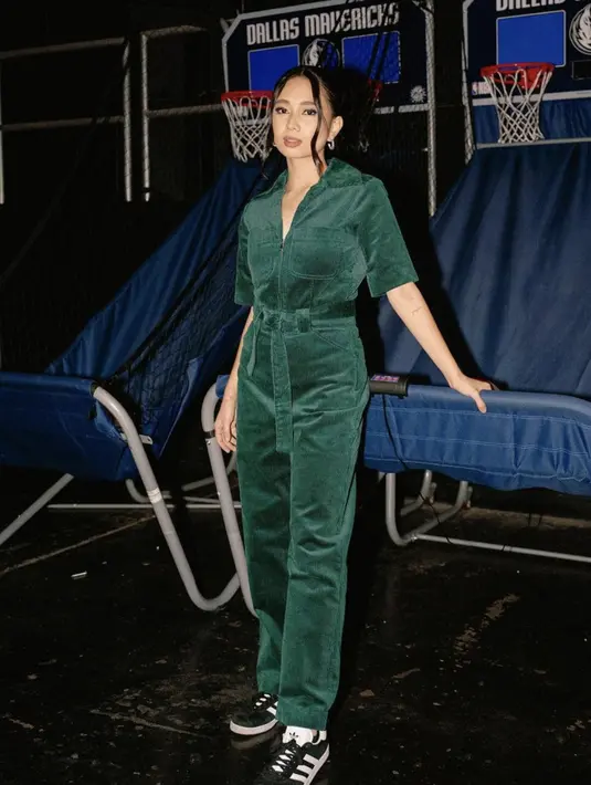 Mengenakan overall velvet dan sneakers, gaya Niki Zefanya yang satu ini bisa jadi cara instan tampil penuh aksi. [Foto: Niki Zefanya/ Instagram]