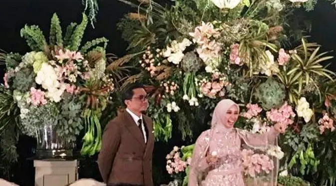 Simak deretan gaya menawan para selebritas di pesta pernikahan Laudya Cynthia Bella dan Engku Emran.