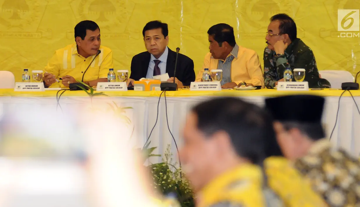 Ketua Umum Partai Golkar, Setya Novanto (kedua kiri) saat memimpin rapat pleno di ruang rapat utama gedung DPP Partai Golkar, Jakarta, Selasa (18/7). Rapat membahas situasi poltik terkini. (Liputan6.com/Helmi Fithriansyah)