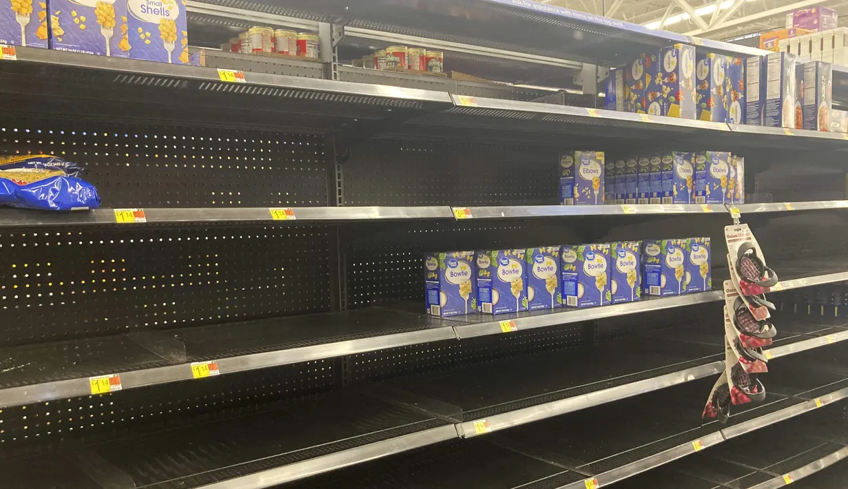 Rak sebagian besar kosong di Walmart di Anchorage, Alaska, Selasa (11/1/2022). Beberapa pekan terakhir ini supermarket di Amerika Serikat (AS) tengah kekurangan produk bahan makanan karena masalah baru, seperti tingginya penyebaran varian omicron dan cuaca buruk. (AP Photo/Mark Thiessen)