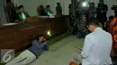 Seorang pewarta tampak mengambil gambar Muzdalifah saat mengikuti sidang perdana gugatan cerai kepada suaminya Nassar, Pengadilan Agama Tanggerang, Selasa (1/9/2015). Nazar tidak hadir karena ada pekerjaan di luar negeri. (Liputan6.com/Faisal R Syam)