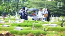 <p>Warga berjalan di area pemakaman khusus COVID-19 di TPU Rorotan, Cilincing, Jakarta Utara, Rabu (4/5/2022). Sejumlah tempat pemakaman umum masih dipadati oleh keluarga yang melakukan ziarah di H+3 Lebaran. (merdeka.com/Imam Buhori)</p>