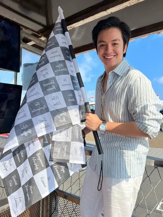 Gaya Pasutri Angga Yunanda dan Shenina Cinnamon Jadi Pengibar Bendera Finish dan Pembawa Medali Podium di MotoGP Mandalika 2025