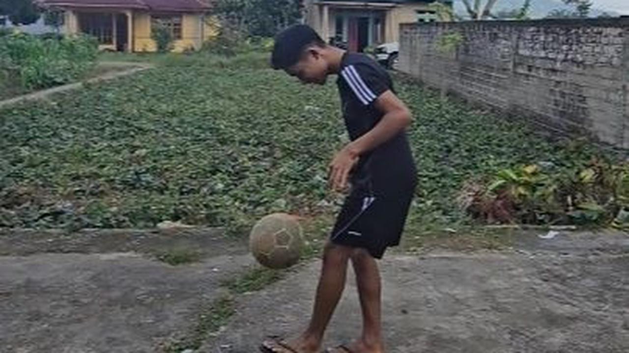 Betrand juga menyempatkan bermain bola di kampung. Dia terlihat bahagia bisa pulang kampung di tengah kesibukkannya di Jakarta.