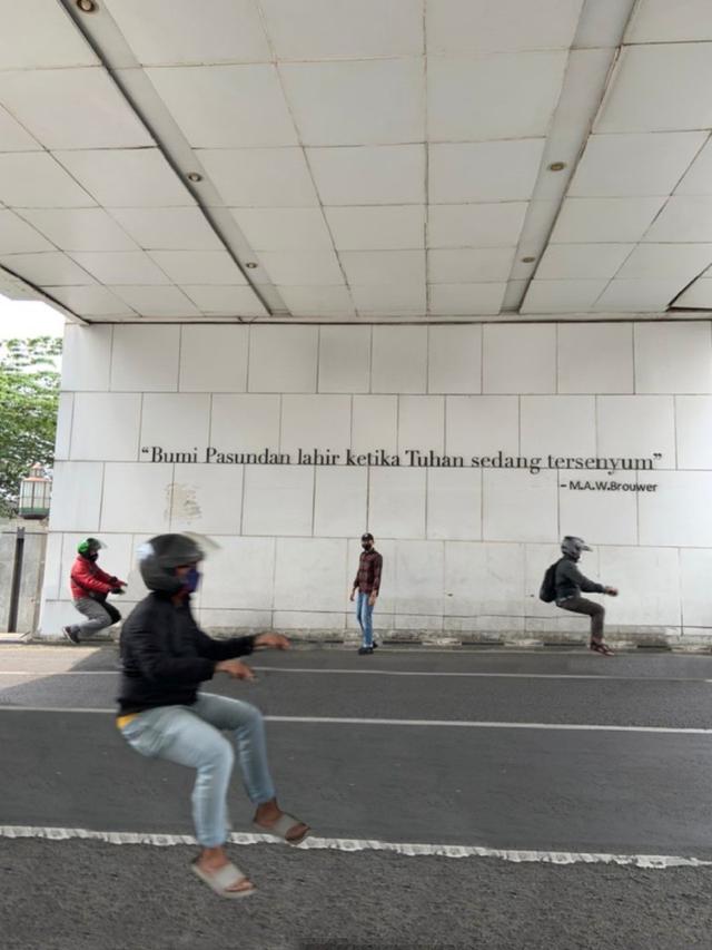 Minta Motor yang Lewat Dihilangkan, 6 Hasil Edit Foto Pria Ini Hasilnya Kocak