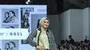 Hijab yang ia kenakan dipilih dalam warna netral yang seimbang dengan busana bermotif, menonjolkan wajah cantiknya sekaligus mempertahankan kesan elegan.  [Dok/Fimela/Adrian Utama P].
