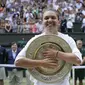 Simona Halep memeluk trofi Wimbledon usai mengalahkan Serena Williams 6-2, 6-2 di final, Sabtu (13/7/2019). (AP Photo/Kirsty Wigglesworth)