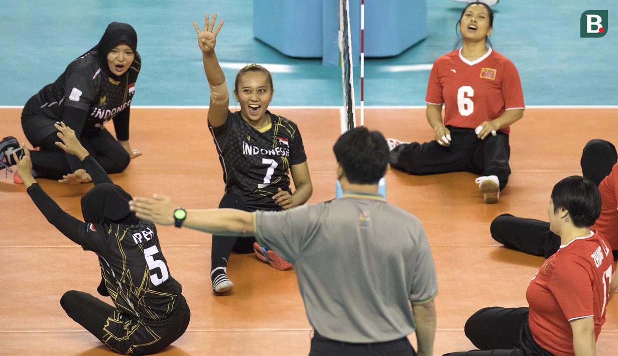 Selebrasi Lestary Anissa atlet voli Indonesia di semifinal bola voli duduk melawan China pada  Asian Para Games 2018, di Tennis Indoor Gelora Bung Karno Jakarta, Rabu (10/10/2018).  (Bola.com/Peksi Cahyo)