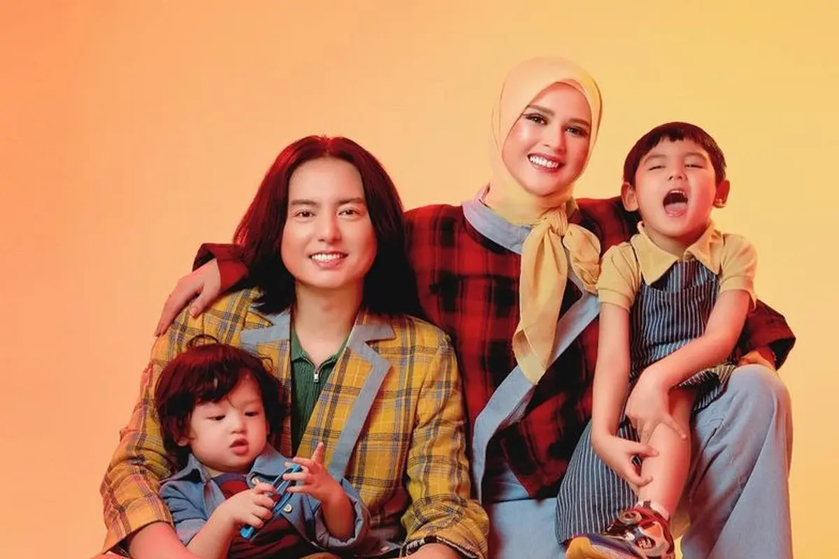 Keluarga Cut Meyriska dan Roger Danuarta Lakukan Pemotretan. [@cutratumeyriska]