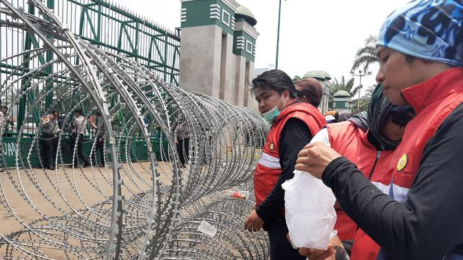 Tiga kawat berduri ditumpuk di depan gedung DPR/MPR. (Liputan6.com/Yopi Makdori)