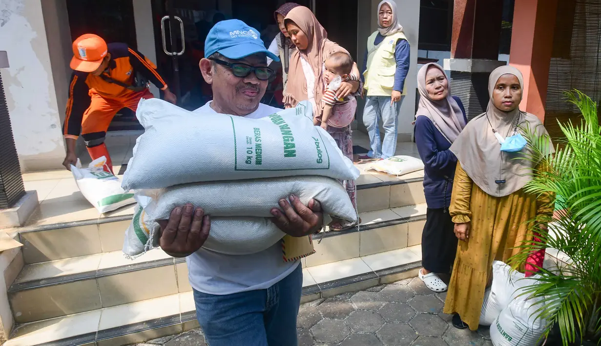 Warga Penerima Bantuan Pangan (PBP) saat  mengambil  beras yang didistribusikan di Kelurahan Kebon Baru, Jakarta Selatan, Selasa, 1 September 2026. (KLY/Arie Basuki).