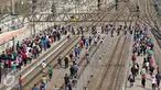 Penumpang memadati peron di Stasiun Tanah Abang, Jakarta, Senin (4/1). Usai Libur Panjang, warga Ibu Kota kembali beraktivitas seperti biasa, yang ditandai dengan kepadatan di stasiun, jalan, serta gedung perkantoran. (Liputan6.com/Immanuel Antonius)
