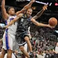 Penggawa Philadelphia 76ers Justin Anderson coba menghentikan guard San Antonio Spurs Tony Parker (kanan) pada laga NBA di AT&T Center, Jumat (26/1/2018) atau Sabtu (27/1/2018) WIB. (AP Photo/Darren Abate)