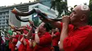Umat Nasrani memainkan alat musik shofar saat tampil dalam acara Christmas Carol di kawasan Bunderan HI, Jakarta, Jumat (20/12/2019). Alunan alat musik ini menandai hari terakhir perayaan Natal terbuka yang dilaksanakan pada 18-20 Desember 2019 di 11 titik Kota Jakarta. (Liputan6.com/Johan Tallo)