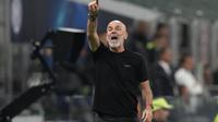 Aksi pelatih AC Milan, Stefano Pioli pada pertandingan leg pertama semifinal Liga Champions 2022/2023 kontra Inter Milan, Kamis (11/5/2023) dini hari WIB. (AP Photo/Antonio Calanni)