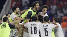 Pemain tim Mesir merayakan setelah adu penalti melawan Kamerun pada laga semifinal Piala Afrika 2021 di Paul Biya Stadium, Jumat (4/2/2022) dini hari WIB. Mesir sukses mengalahkan Kamerun 3-1 via drama adu penalti. (AP Photo/Themba Hadebe)