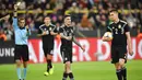 Pemain Argentina, Rodrigo De Paul, mendapat kartu kuning saat melawan Jerman pada laga persahabatan di Stadion Signal Iduna Park, Rabu (9/10). Kedua tim bermain imbang 2-2. (AP/Martin Meissner)