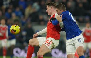 Pemain Arsenal, Viktor Gyoekeres (kiri), dibayangi pemain Everton Vitaliy Mykolenko dalam laga Liga Inggris, Minggu, 21 Desember 2025. (AP Photo/Ian Hodgson)