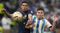 Raphael Varane menjadi pemain MU dengan menit bermain terbanyak di Piala Dunia 2022. Ia tampil sebanyak 6 laga dengan mencatatkan 521 menit bermain. Sayangnya, ia gagal mempersembahkan gelar back-to-back Prancis setelah dikalahkan Argentina pada babak adu penalti dengan skor 2-4. (AP Photo/Frank Augstein)