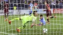 Gelandang Barcelona, Philippe Coutinho, mencetak gol ke gawang Malaga pada laga La Liga di Stadion La Rosaleda, Sabtu (10/3/2018). Malaga takluk 0-2 dari Barcelona. (AP/M.Pozo)