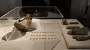 Sejumlah koin emas Romawi kuno ditampilkan selama konferensi pers di Milan, Italia, 10 September 2018. Harta karun berupa 300 koin emas itu ditemukan dalam sebuah bejana batu saat penggalian di ruang bawah tanah Teater Cressoni, kota Como. (AP/Luca Bruno)
