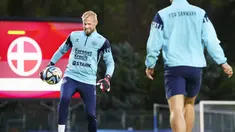 Kiper Denmark #01 Kasper Schmeichel melakukan pemanasan selama latihan tim nasional (timnas) menjelang matchday ke-8 kualifikasi Euro 2024,  di Serravalle, San Marino, pada 16 Oktober 2023. (Liselotte Sabroe / Ritzau Scanpix / AFP)