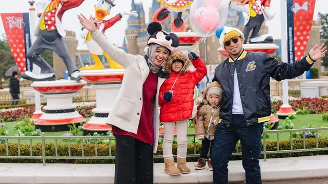 ilustrasi potret kedekatan poppy bunga bersama buah hati dan suami yang mesra/instagram: poppybungariphat