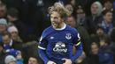 Pemain muda Everton, Tom Davies menyumbangkan satu gol ketika Everton pesta gol 4-0 saat melawan Manchester City di Goodison Park, Liverpool, Minggu (15/1/2017). (Peter Byrne/PA via AP)