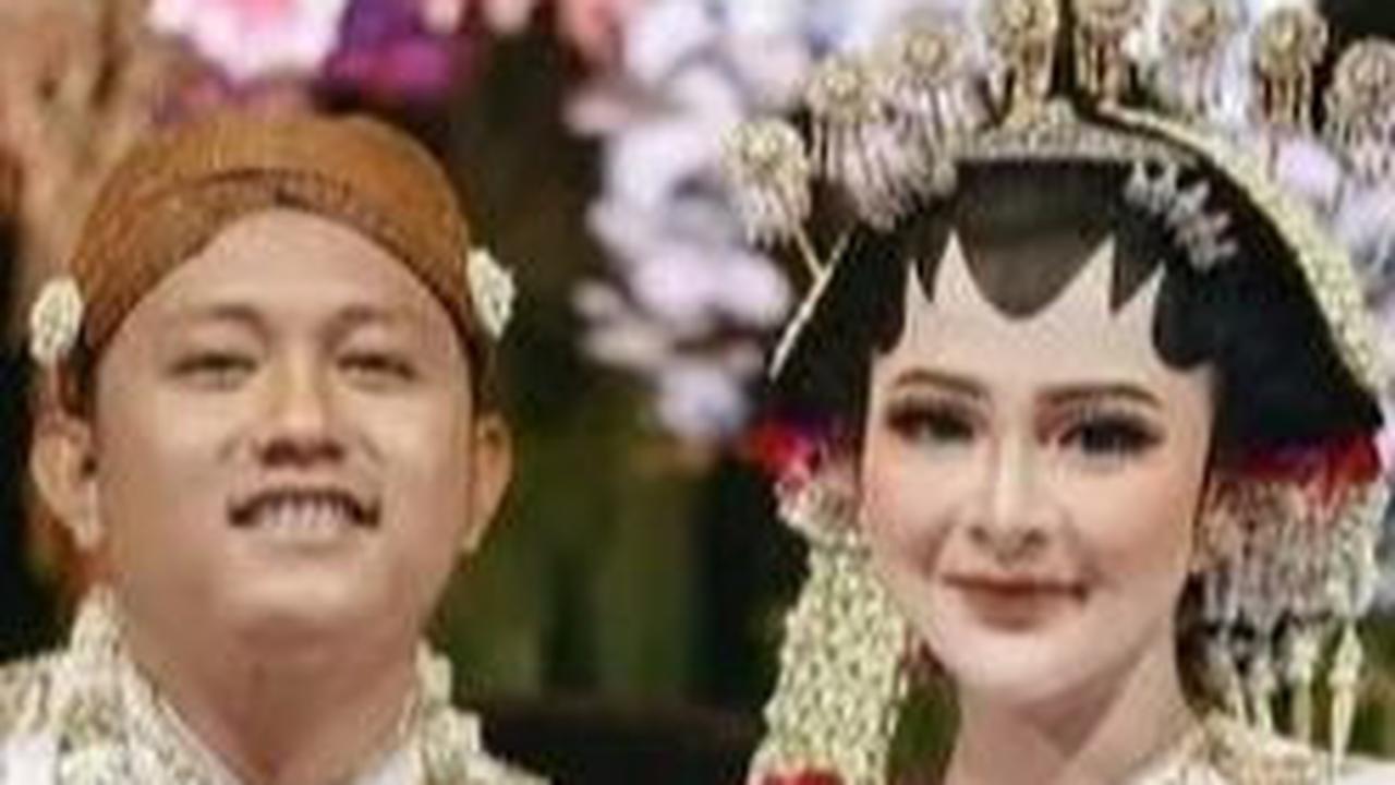 Penyanyi Denny Caknan belum lama ini mengumumkan dirinya membangun bisnis properti berupa perumahan subsidi. Denny bersama istrinya, Bella Bonita memilih menamai bisnisnya ini dengan nama putrinya, Griya Cundamani.