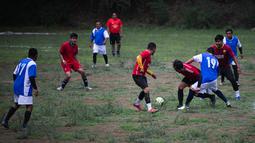 Kawah gunung berapi bukanlah tempat yang lazim untuk pertandingan sepak bola, namun di sanalah wasit meniup peluit tanda dimulainya pertandingan setiap akhir pekan di pinggiran Mexico City. (CLAUDIO CRUZ / AFP)