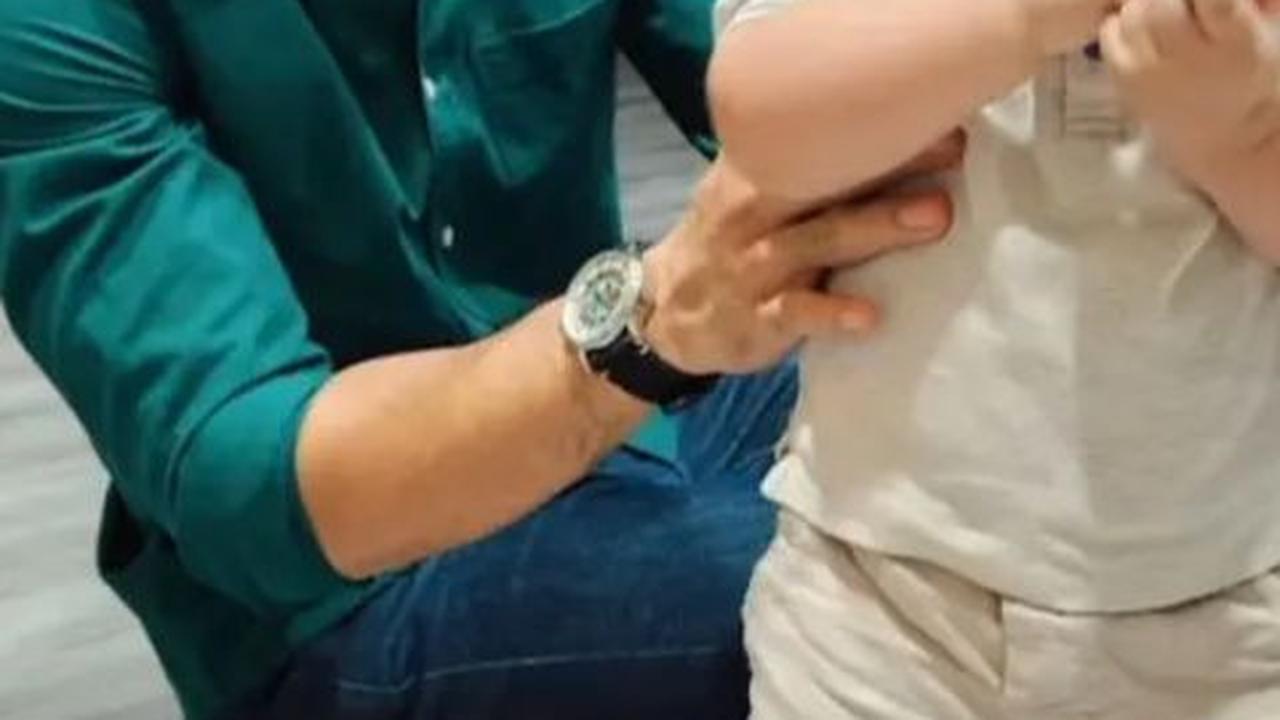 Kehangatan dan kenyamanan merasuki atmosfer ruang keluarga ini, tercipta dari perpaduan elemen kayu dan warna alami.