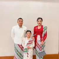 Arsy anak Ashanty dan  Anang Hermansyah menawan dengan kebaya kutubaru putih yang dilengkapi kain dan selendang batik senada. [@queenarsy]]