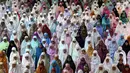 Jamaah muslimah memenuhi masjid Istiqlal untuk menjalankan salat tarawih pertama Ramadan 1438 di Masjid Istiqlal, Jakarta, Jumat (26/5). Pemerintah menetapkan 1 Ramadan 1438 Hijriah jatuh pada hari Sabtu 27 Mei 2017. (Liputan6.com/Johan Tallo)