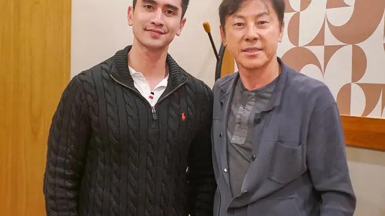 7 Potret Shin Tae-yong Dinner Bareng Verrell Bramasta, Ngobrol Hal Penting