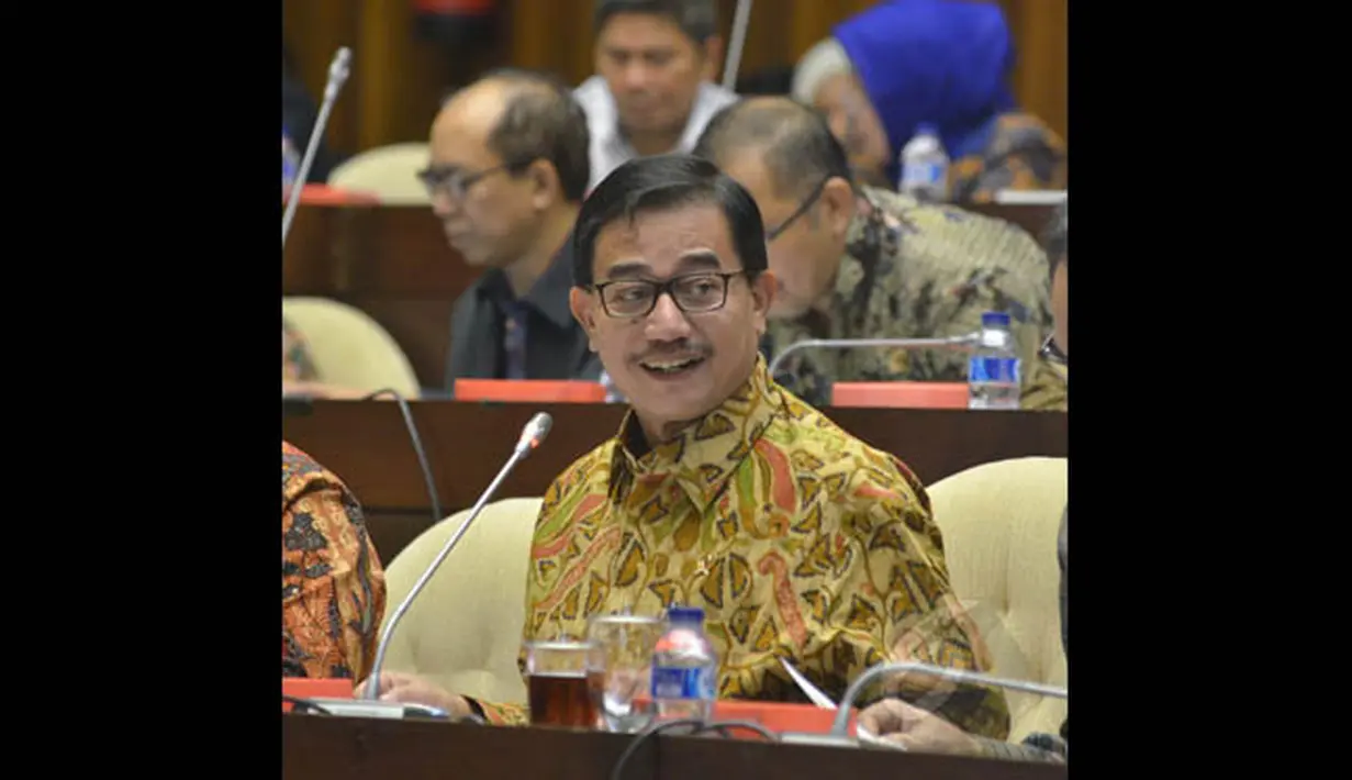 Menteri Agraria dan Tata Ruang/Kepala BPN Ferry Mursyidan Baldan mengikuti rapat kerja dengan Komisi II DPR di Kompleks Parlemen Senayan, Jakarta, Kamis (5/2/2015). (Liputan6.com/Andrian M Tunay)