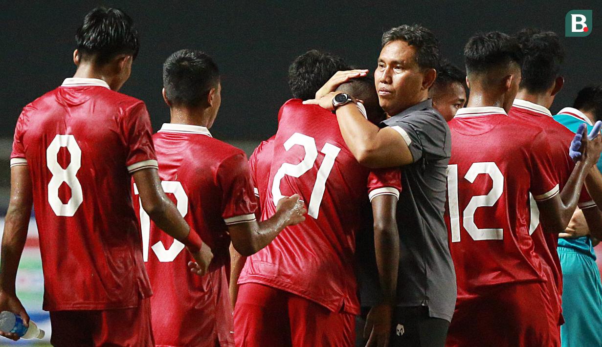 <p>Pelatih&nbsp;Timnas Indonesia U-17,&nbsp;Bima Sakti&nbsp;memeluk kapten tim, Muhammad Iqbal Gwijangge (21) usai melawan&nbsp;Timnas Uni Emirat Arab U-17 di laga Grup B Kualifikasi Piala Asia U-17 2023 yang berlangsung di Stadion Pakansari, Bogor, Rabu (5/10/2022) (Bola.com/M Iqbal Ichsan)</p>