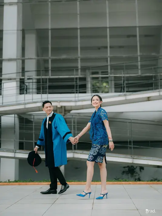 Hadiri wisuda sang kekasih Azriel Hermansyah, Sarah Menzel tampil mengenakan kebaya brokat warna biru lengan pendek. Warna kebaya ini pun senada dengan jubah wisuda Azriel. Kebaya tersebut dipadukan dengan kain tenun yang dijadikan rok pendek olehnya. Serta heels tertutup warna biru berstrap. [@ssarah_menzel].