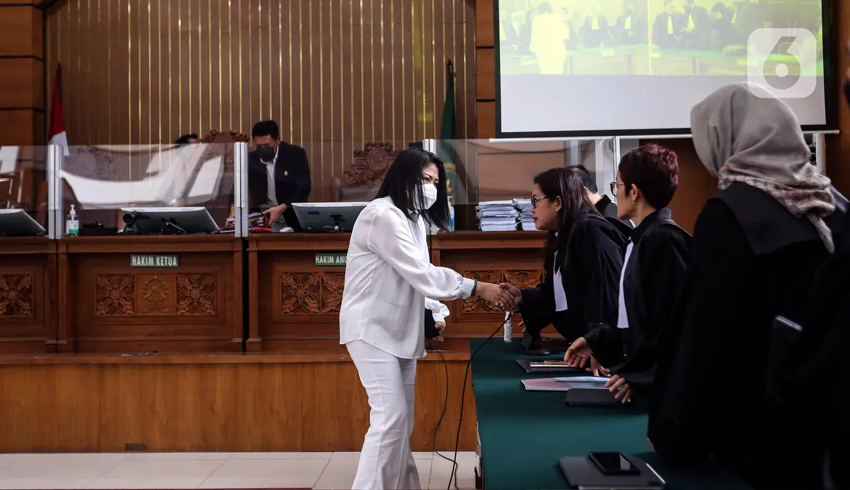 Terdakwa kasus pembunuhan berencana Brigadir Yosua Hutabarat, Putri Candrawathi seusai menjalani sidang dengan agenda pembacaan tanggapan jaksa atau replik di Pengadilan Negeri Jakarta Selatan, Jakarta, Senin (30/1/2023). Dalam persidangan, jaksa meminta majelis hakim untuk mengesampingkan pleidoi yang pernah diajukan oleh terdakwa serta penasihat hukumnya. (Liputan6.com/Johan Tallo)