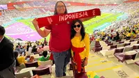 Laporan dari Qatar: Nonton Piala Dunia 2022 Gunakan Jersey Tim Sudah Biasa, Wanita Ini ke Stadion Gunakan Kebaya Guys!