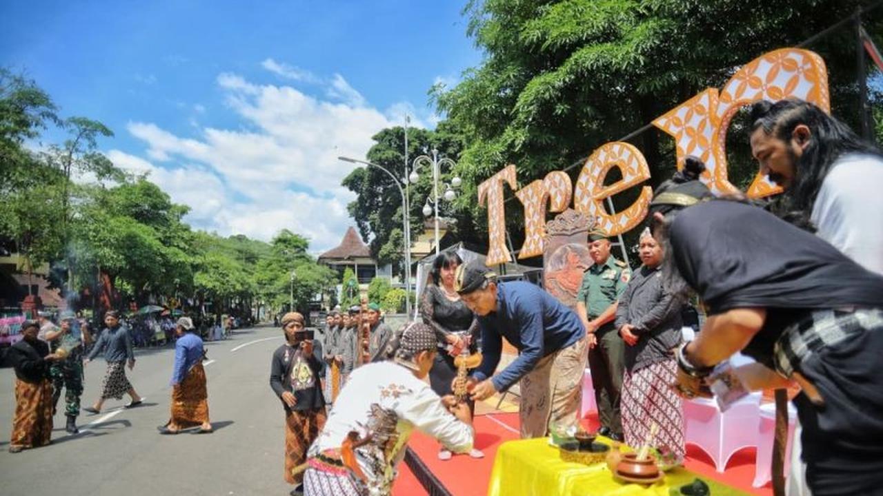 Merayakan Warisan Budaya, 47 Kelompok Seni Meriahkan Kirab Pusaka Keris Trenggalek