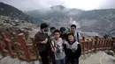 Beberapa pengunjung Tangkuban Perahu tampak berfoto selfi dengan menggunakan tongsis (tongkat narsis) (Liputan6.com/Johan Tallo)