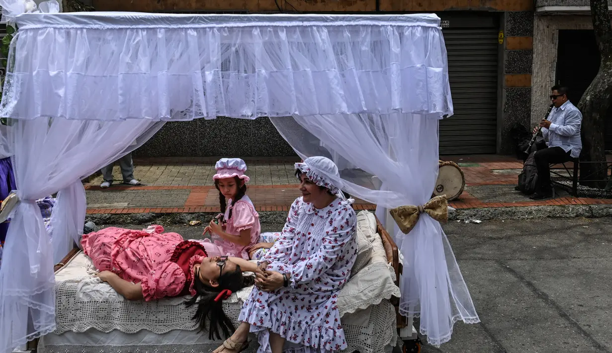 Sejumlah wanita berbaring di ranjang saat merayakan Hari Malas Sedunia di Itagui, dekat Medellin, Kolombia, Minggu (18/8/2019). (JOAQUIN SARMIENTO/AFP)