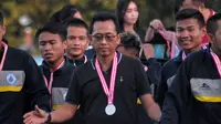 Ketua Umum PSCS, Bambang Tujiatno (tengah) dan pemain saat menjadi runner-up Liga 3 musim 2018. (Bola.com/Vincentius Atmaja)