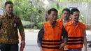 Anggota DPRD Kota Malang Abdul Rachman (dua kiri) bersama Salamet (kanan) dan Mohan Katelu (tengah) tiba di Gedung KPK, Jakarta, Jumat (22/6). KPK memanggil 11 anggota DPRD Kota malang untuk menandatangani perpanjangan penahanan. (Merdeka.com/Dwi Narwoko)